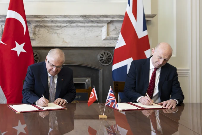 The Secretary of State for Defence John Healey (r) and Türkiye’s Minister of National Defence Yaşar Güler sign documents