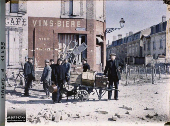 Démanagement suite au bombardement, rue de Chevigné, Reims, Marne, Champagne, France, A 11 455
25 mars 1917
Source: Albert-Kahn Museum / Department of Hauts-de-Seine  https://collections.albert-kahn.hauts-de-seine.fr/document/demanagement-suite-au-bombardement-rue-de-chevigne/617a7a43cf8b8968b337f4ae?q=A11455&pos=1&pgn=0
