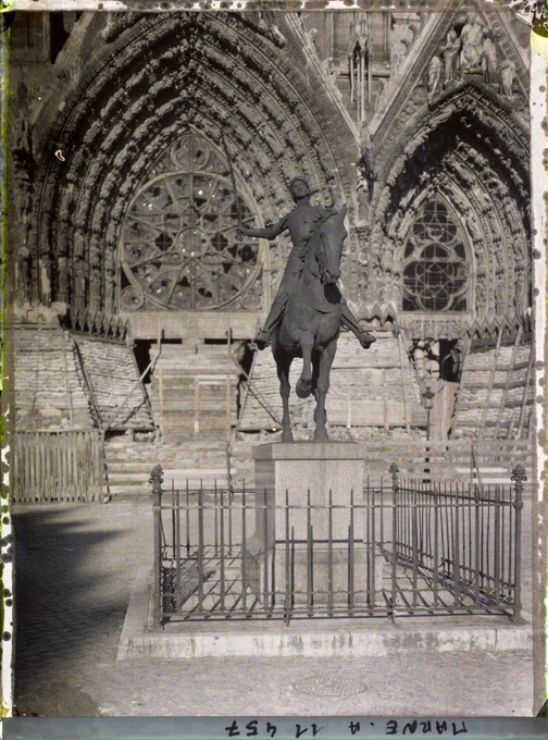 La statue de Jeanne d'Arc sur le parvis de la cathédrale

25/03/1917 - 25/03/1917 
A11457
Lieux
Reims
Reims, Marne, Champagne, France https://collections.albert-kahn.hauts-de-seine.fr/document/la-statue-de-jeanne-d-arc-sur-le-parvis-de-la-cathedrale/617a7a43cf8b8968b337f4b0?q=