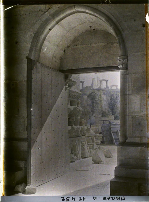 Porte donnant sur la cour du palais du Tau (ancien palais archiépiscopal)

25/03/1917 - 25/03/1917 
Numéro d'inventaire
A11452 https://collections.albert-kahn.hauts-de-seine.fr/document/porte-donnant-sur-la-cour-du-palais-du-tau-ancien-palais-archiepiscopal/617a7a43cf8b8968b337f4ab?q=