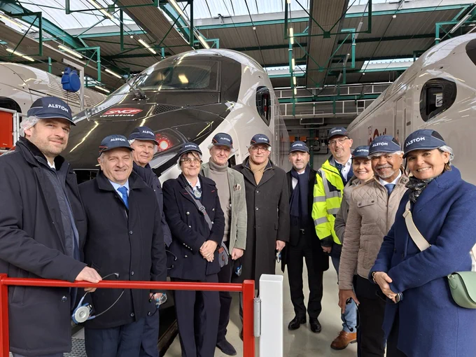 Plusieurs membres du CAR prennent la pose devant le TGV du futur dans les ateliers d'Alstom 