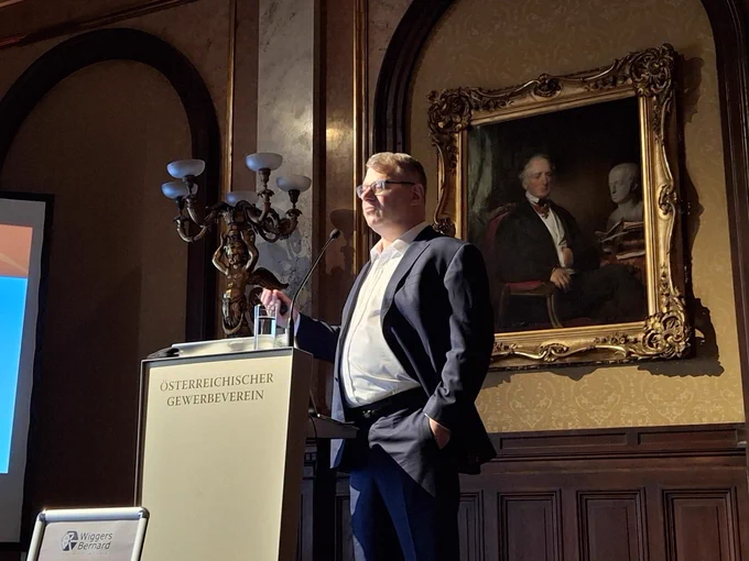 Philip Efron giving a talk at a podium.