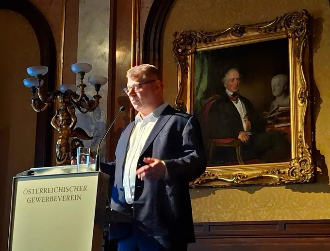 Philip Efron giving a talk at a podium.