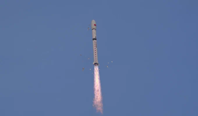 2026年3月26日、太原衛星発射センターから打ち上げられた長征2号Dロケット。上昇中の機体から断熱材が剥離している様子が青空を背景に捉えられている（Credit: CASC, Wang Yapeng）