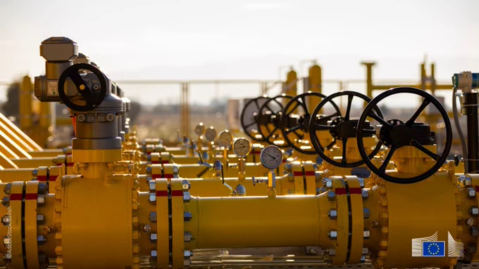Picture showing yellow gas pipes 