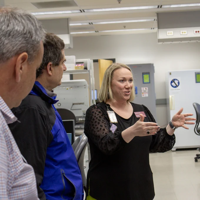 A woman gives a guided tour of Fralin Life Sciences Institute's laboratories and equipment. 