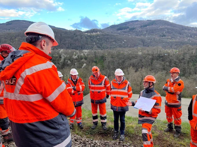 Sur le chantier de SNCF Réseau entre Foix et Tarascon sur Ariège où les équipes travaillent sans relâche 