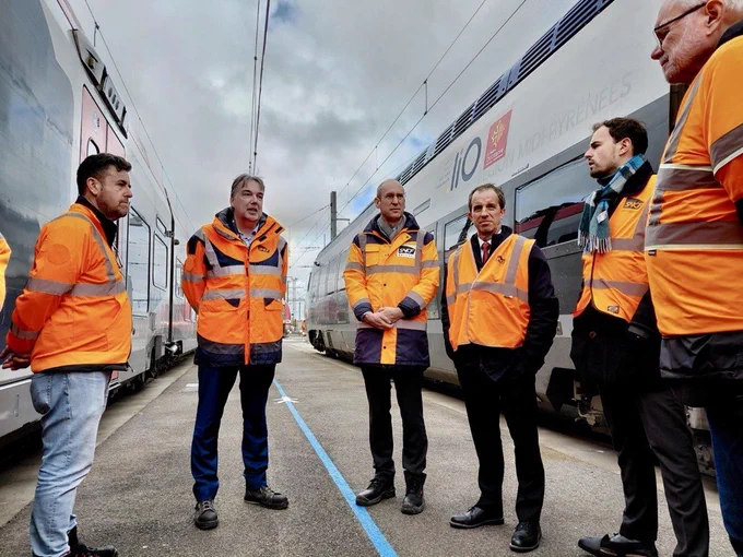 Au technicentre de Toulouse entre deux rames de trains liO