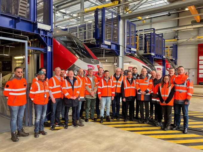 Au technicentre de Toulouse devant les rames de trains liO