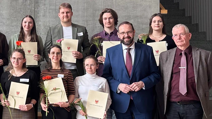 Bildungsminister Gordon Hoffmann (2.v.r.) mit Hardy Schalitz, Schulamtsleiter aus Neuruppin, übergab Brandenburg-Stipendien an Lehramtsstudierende. 