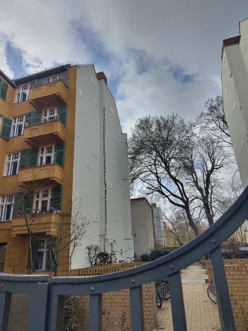 Boltanskis Kunstwerk "The Missing House" an einer Brandmauer auf einem Innenhof, der für die Öffentlichkeit nicht zugänglich ist.