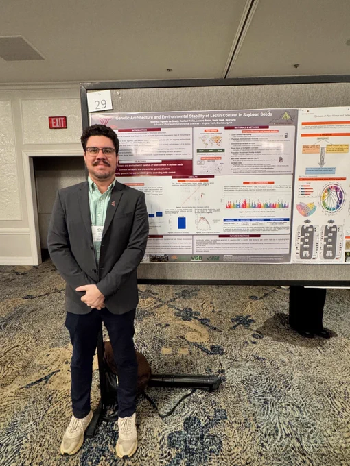 Matheus Granja and his research poster, "Genetic Architecture and Environmental Stability of Lectin Content in Soybean Seeds".
