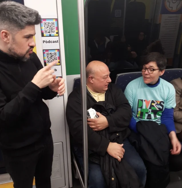 Estel·la Oncins parla amb un passatger de FGC assegut al seu costat.