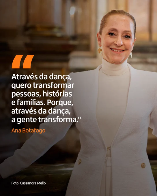 Fotografia de Ana Botafogo, uma mulher branca de cabelos claros e presos. Ela usa uma roupa branca e está sorrindo. Com a imagem, os textos "Através da dança, quero transformar pessoas, histórias e famílias. Porque, através da dança, a gente transforma" e "Ana Botafogo".