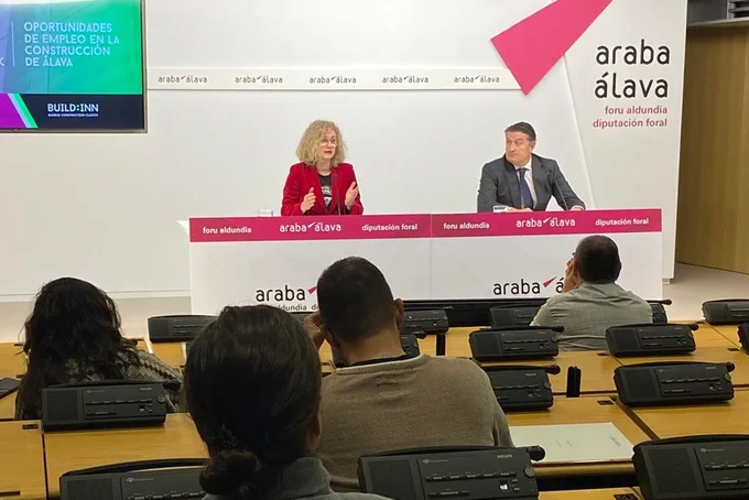 La diputada foral de Empleo, Comercio y Turismo, Cristina González, y el presidente de Build:Inn, Alberto Marín, presentando la nueva iniciativa dirigida a promover el empleo de calidad en el sector de la construcción.