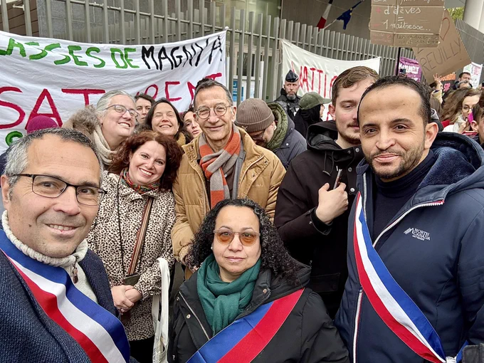 Selfie avec les collègues élus du 19e autour du maire François Dagnaud et de parents d’élèves