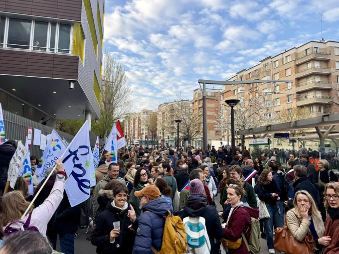 Vue du rassemblement devant le Rectorat de Paris
