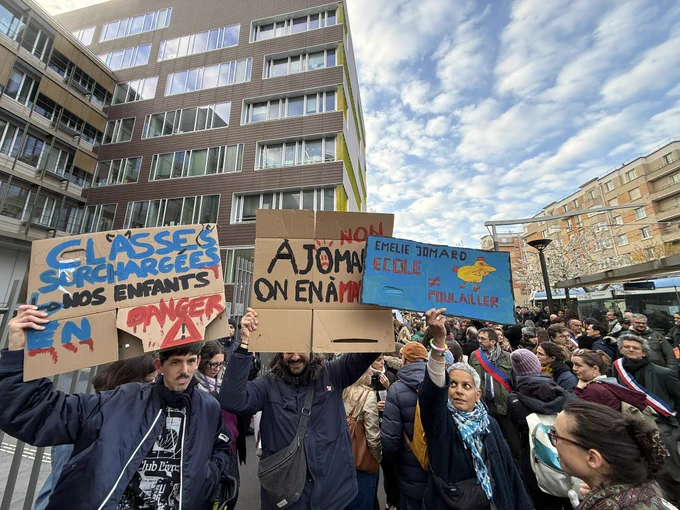 Pancartes brandies par des parents d’élèves