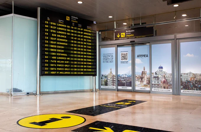 Aeropuerto con se\u00F1alizaci\u00F3n accesible para los viajeros. Incluye el panel de visualizaci\u00F3n de vuelos.