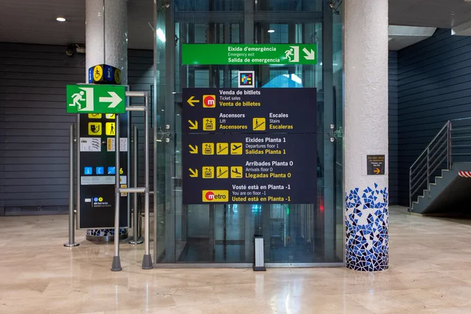 Panel en el aeropuerto con informaci\u00F3n para viajeros en varios idiomas.