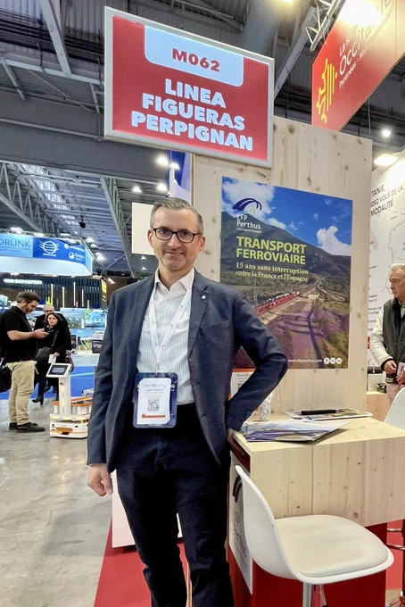 Photo du stand de LFP avec notre Responsable commercial / Foto del stand de LFP con nuestro Responsable Comercial