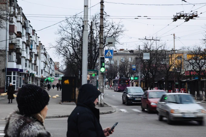 A pedestrian crossing in Kremenchuk with a traffic light operating during a blackout, illustrating efforts to improve urban safety and accessibility amid wartime challenges.