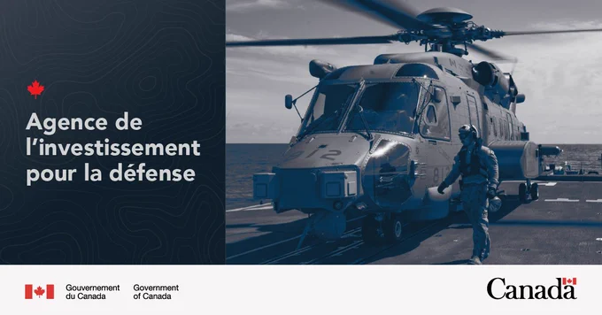 Un hélicoptère naval stationné sur un navire, avec un soldat en tenue de combat marchant à côté. Le texte indique « Agence d'investissement de la Défense ».