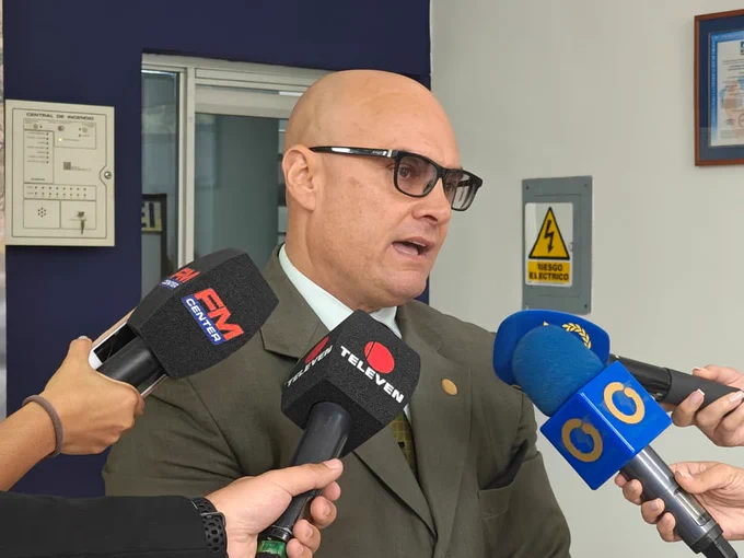 ¡Punto de inflexión para la industria nacional! 🚀

El presidente de @Conindustria, Tito López, afirma que las licencias 56 y 57 de la OFAC son el puente definitivo hacia la normalización financiera y la modernización de nuestras fábricas.

¿Qué significa esto para Venezuela?
🔹 Adiós al efectivo paralizado: Se estima el ingreso de $6.000 millones al sistema financiero formal.
🔹 Estabilidad de precios: La dinamización del BCV y la banca pública es clave para reducir la brecha cambiaria.
🔹 Financiamiento global: Se abren puertas a organismos internacionales para proyectos de exportación y sostenibilidad.

"El mejor programa social es generar empleo formal bien remunerado", puntualiza López. Para lograrlo, el gremio insiste en la necesidad de avanzar en reformas tributarias y mejoras en el sistema eléctrico.

🔗 Amplía los detalles en el link de nuestra biografía: https://acortar.link/DwIUhX

#Conindustria #EconomiaVenezolana #Industria #TitoLopez #Venezuela #NoticiasEconomia 