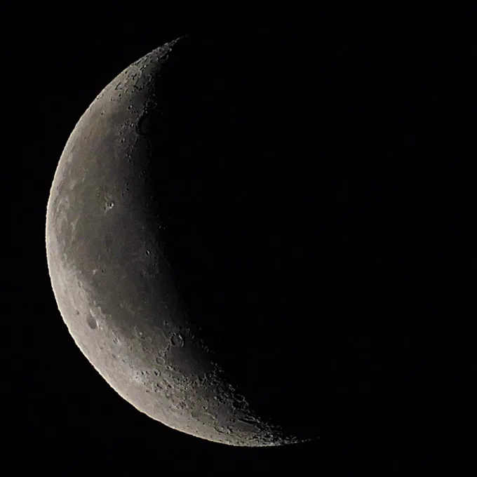 Waning Crescent Moon above Manhattan, New York City on April 12, 2026 by WorldTimeZone.com 

#moon
#todaymoon
#CrescentMoon 

