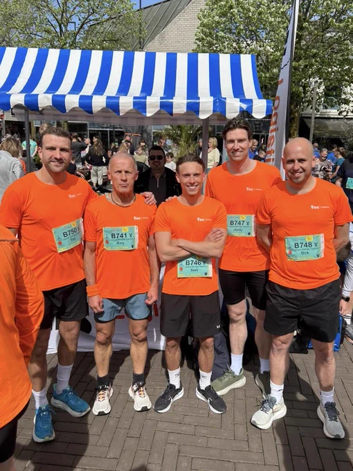 Het was genieten zondag op de ASN Bank Oss City Run. Al onze sportieve collega's hebben mooie prestaties geleverd met een 4e en 19e plaats in het bedrijven klassement! 🙌 Gefeliciteerd allemaal! 

Bij onze stand was het een gezellige drukte en er is volop meegedaan aan de loting waarbij je kans maakt op sportwaardebonnen van €50,- ..🥁 hou onze socials in de gaten voor de uitslag! 

We kijken terug op een mooie dag met energie, teamspirit en gezelligheid. Let’s Get Stronger Together 💪

#osscityrun #teamspirit #werkenbijvoslogistics