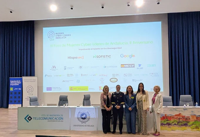 💼¿Qué competencias necesita un perfil de ciberseguridad? 
Ana Ceballos, subdirectora de Planificación y Estrategia de @AgenciaDigAnd, Celia Pallarés @Cuatroochenta, Conchi Cordón @hispasec, la sargento Alejandra Vicens @ESPDEF_CERT y la abogada Lola Carranza lo han desglosado:
✅ Tolerancia a la ambigüedad y adaptabilidad
✅ Comunicación transversal: explicar lo técnico sin perder el rigor
✅ Integridad y criterio ético
La #IA no destruirá el empleo, lo transformará y serán necesarias personas que tomen decisiones éticas con liderazgo. 
#ForoMujeresCyberlíderesAndalucía #CiberseguridadAND #RETECHciber