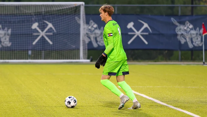 Kiernan DiBella lines up a free kick against Azusa Pacific in the 2025 season opener