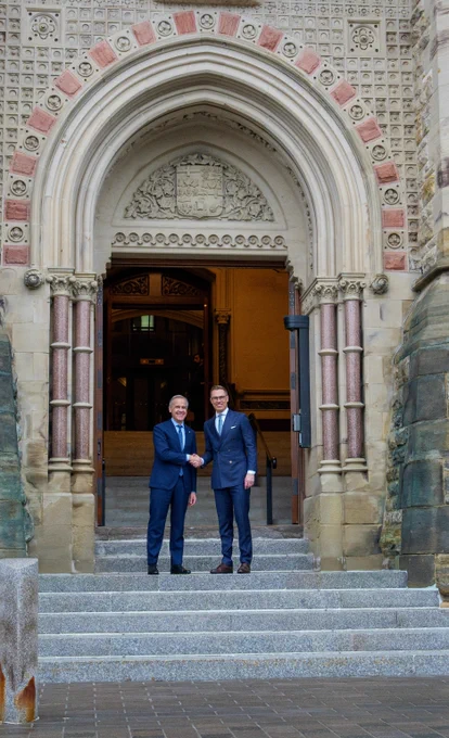 Le premier ministre Mark Carney et le président de la Finlande, Alexander Stubb, sourient et se serrent la main devant l’édifice de l’Ouest sur la Colline du Parlement. 