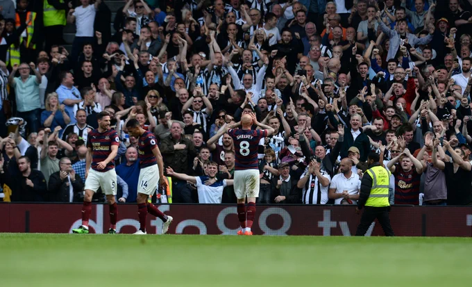 Jonjo Shelvey celebrates goal at Fulham