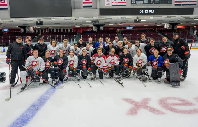 Le premier ministre Mark Carney et le président de la Finlande, Alexander Stubb, posent pour une photo de groupe avec les joueuses et des membres du personnel de l’équipe de hockey sur glace la Charge d’Ottawa.
 
