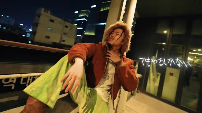 Nandaro? feat. Worldwide Skippa by LittyのMusic Videoのスクショ。
スキッパのソロカットで、右側に「でもやるしかない」と歌詞字幕が出ている