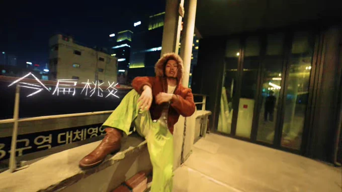 Nandaro? feat. Worldwide Skippa by LittyのMusic Videoのスクショ。
スキッパのソロカットで、左側に「今扁桃炎」と歌詞字幕が出ている
