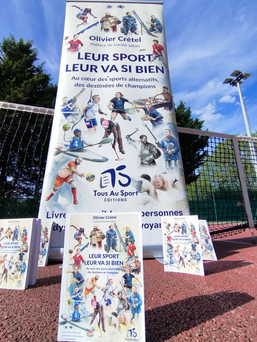 Un roll up reproduisant la couverture de Leur Sport Leur Va Si Bien est positionné sur un court de tennis avec 5 livres en gros plan.