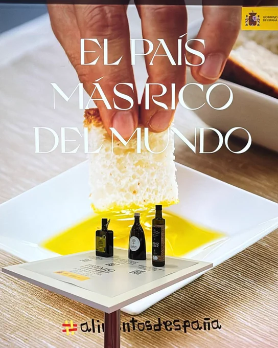 Promoción de aceite de oliva español: mano moja un trozo de pan en aceite, frascos y lema sobre la riqueza gastronómica.