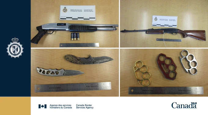 Photo d'armes saisies exponsées sur une table.