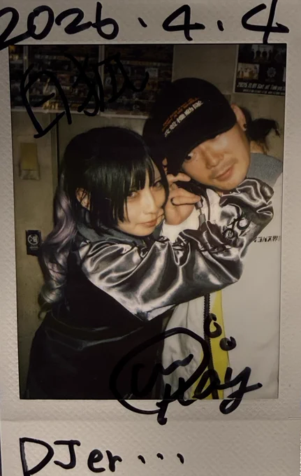 DJっぽいの撮ろーってヘッドフォンで撮ったのに
一緒に聴こーって言われてほとんどヘッドフォン写ってないww
今度はちゃんとDJらしいチェキを撮りたい