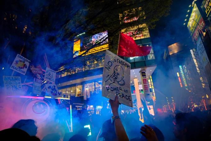 NO TO FASCISM
POWER OF PEACE

ファシストにピースサインで
目潰しかますイケてるプラカード

BLOCK PARTY AGAINST
FASCISM,
RACISM,
TAKAICHI AND TRUMP.
#protestrave 
#DropBassNotBombs0329