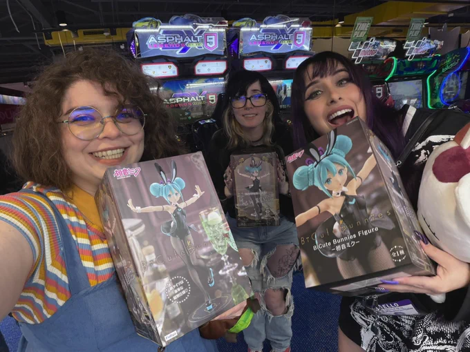 Kiwisnstars BucklingGoblin BuffBarbarianBabe all pose for a picture at Round1 with matching Miku figurines