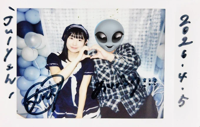 最初で最後、あいらちゃんとのツーショです(笑)
デビュー後、短期間でたくさんの曲を覚えてパフォーマンス出来るようになったあいらちゃん、最初の印象は凄い子が入ってきたなぁでした。
そして、その後のオフ会でちょっとしたことがあり物販でも話すようになりだんだんと仲良くなりました🙆
前に何度か書いたことあるかもしれませんが見た目はとてもクールな印象なのですが話すと良い意味で年齢相応なんです(笑)
そのギャップにとても可愛いさを感じたし彼女の魅力の１つだったんではないかな？と思います。
今日の挨拶でも少し言ってましたが見えないとこでたくさんたくさんキツイことがあったと思います。それでも最後に楽しかったと言ってくれたのはファンとしてとても嬉しい言葉です！
自分のやりたいことに向かってこれからも真っ直ぐに頑張って突き進んでください！

今日の配信後、目を赤くして白カメのドアの外まで見送りしてくれたあいらちゃんをしばらく忘れることは出来なさそうです。

こんぱす。で居てくれてありがとう！
904日、本当に本当にお疲れ様でした！