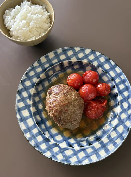 酒蒸しハンバーグと白いご飯の画像