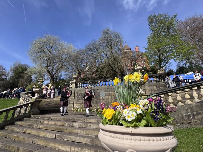 Flowerpot in for grand pipers on steps