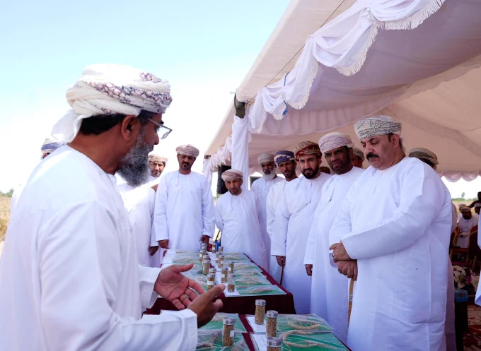 جولة راعي الحفل والحضور في المعرض المصاحب 