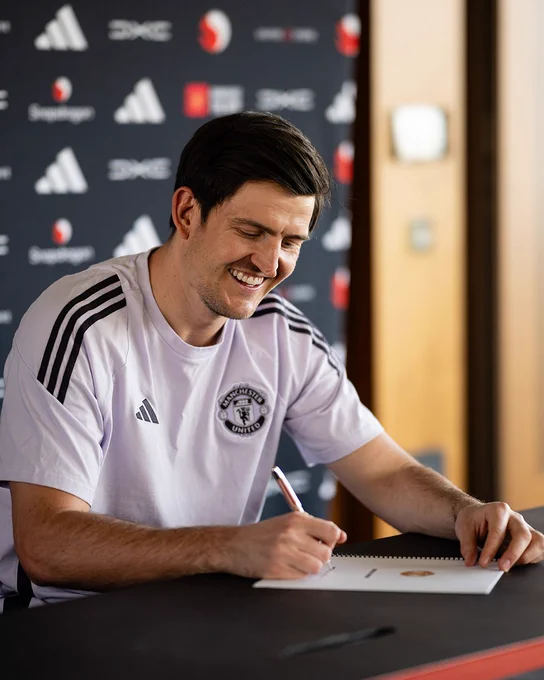 Our no.5 has signed a new contract at United with the option of a further year!