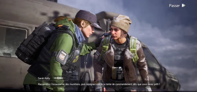 Another screenshot of a cinematic event with a character called Sarah Kelly addressing my agent. Text reads: "Gather the essentials and ammo, and meet me at the command tent as soon as you're ready" in French.