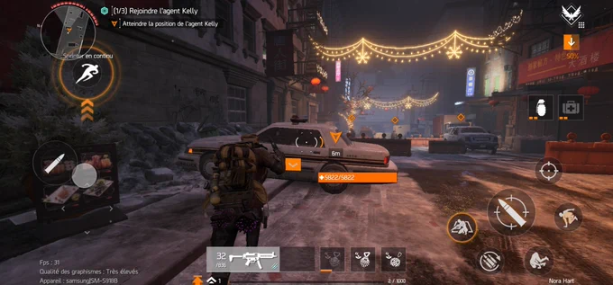 A screenshot from The Division Resurgence showing my agent running to cover in a snowy NYC street. Game UI is in French against my will.